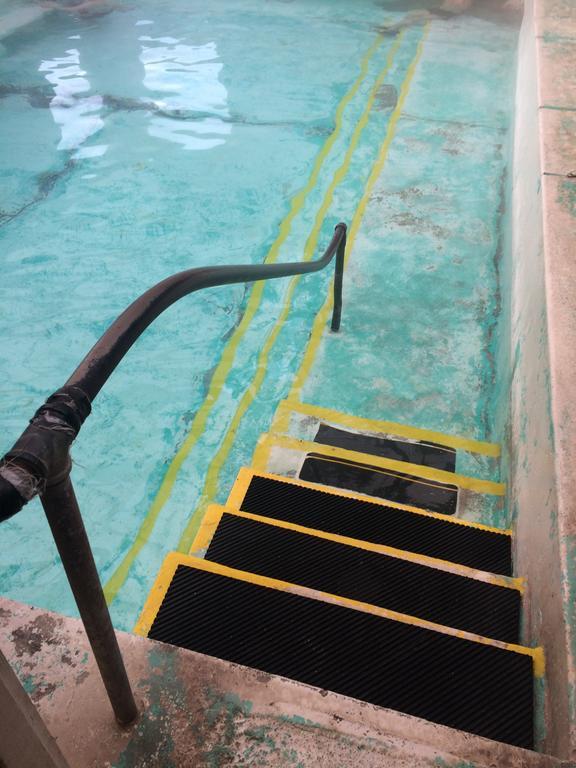 Готель Lolo Hot Springs Екстер'єр фото