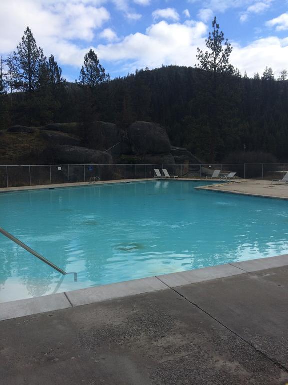 Готель Lolo Hot Springs Екстер'єр фото